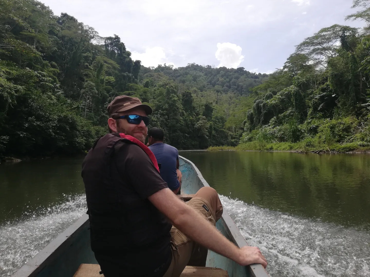 En pirogue traditionnelle sur le Rio Yorkin